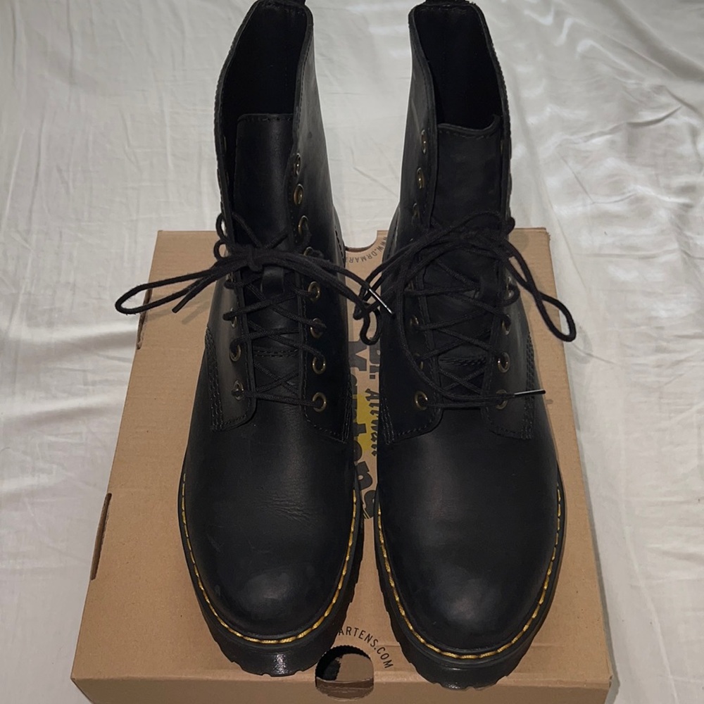 Selling the shriver hi 8 loop doc marten boots.